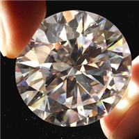 Manera común de distinguir moissanite y diamante natural.
