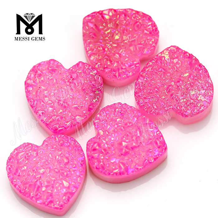 Piedra druzy natural en forma de corazón de color rosa