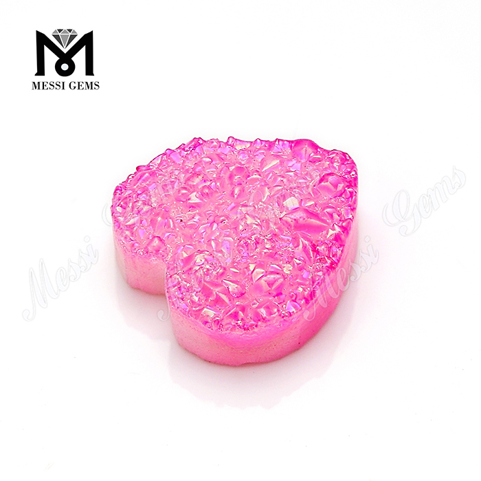 Piedra druzy natural en forma de corazón de color rosa