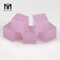 Piedra de cristal de color rosa en forma de cubo