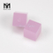 Piedra de cristal de color rosa en forma de cubo