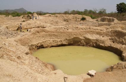 Contaminación de las fuentes de agua locales durante la extracción de diamantes naturales