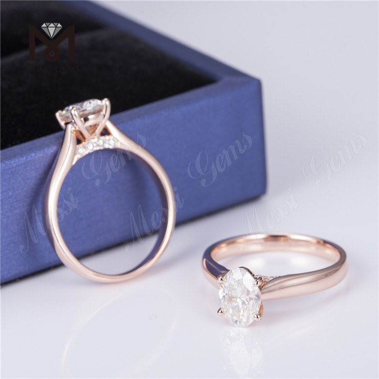 anillo de compromiso con solitario de oro rosa