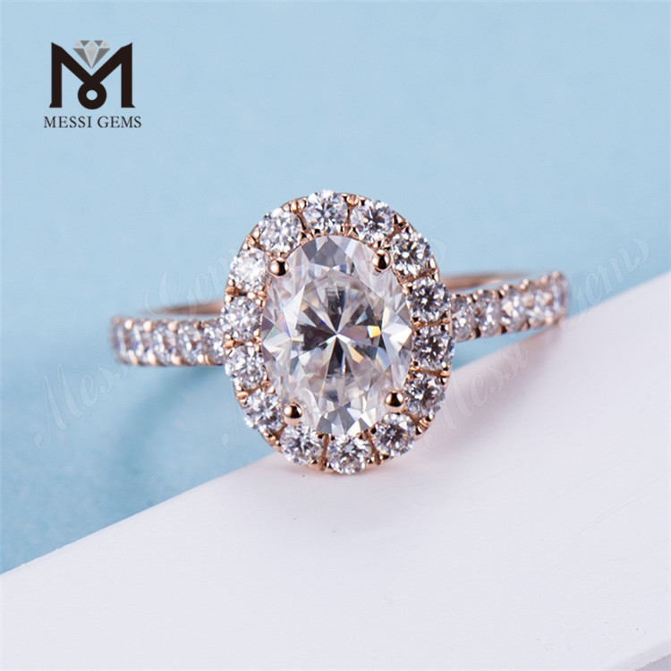 Anillo de compromiso de diamantes ovalados estilo halo de 2 quilates en oro rosa de 14k a la moda
