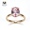 Anillo solitario de oro amarillo con diamantes cultivados en laboratorio de color rosa de 3 quilates