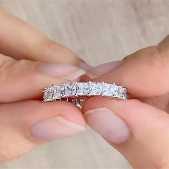 Usar joyas de moissanita con habilidad te hará más bella