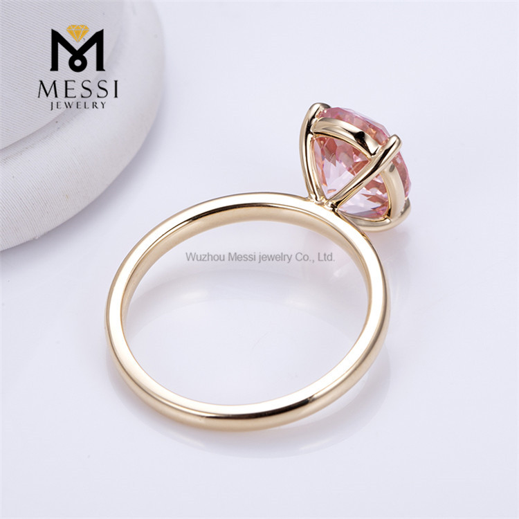 Anillo solitario de oro amarillo con diamantes cultivados en laboratorio de color rosa de 3 quilates