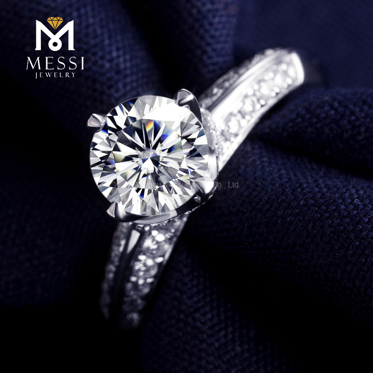 Anillo de oro de 18k con diamantes para mujer.