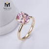 Anillo solitario de oro amarillo con diamantes cultivados en laboratorio de color rosa de 3 quilates
