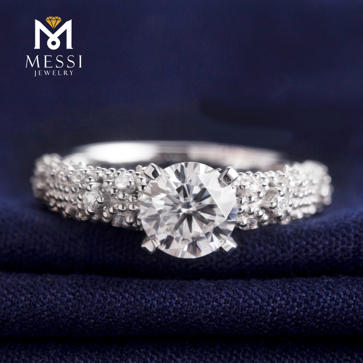 Anillo de oro moissanite