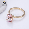 Anillo solitario de oro amarillo con diamantes cultivados en laboratorio de color rosa de 3 quilates