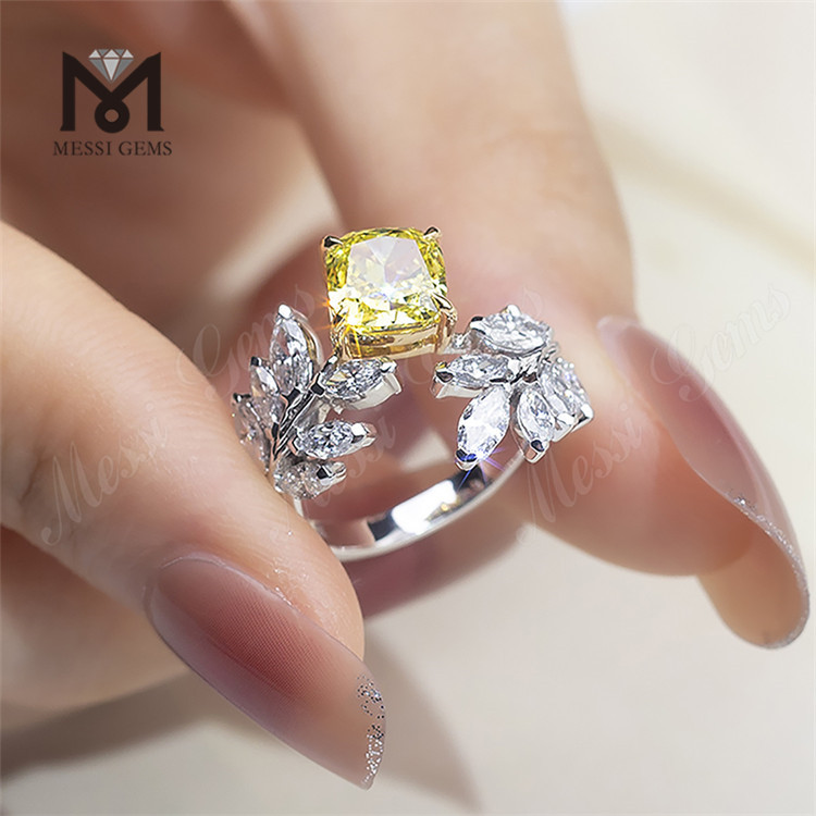 anillo de compromiso de diamante amarillo cojín