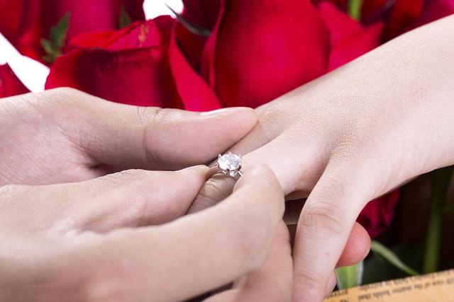 Anillo de diamante moissanite