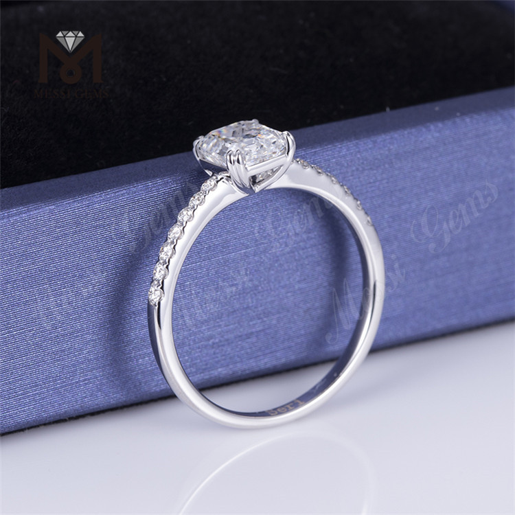 anillo de diamantes talla esmeralda