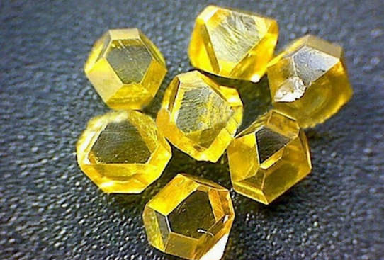 diamante de laboratorio amarillo