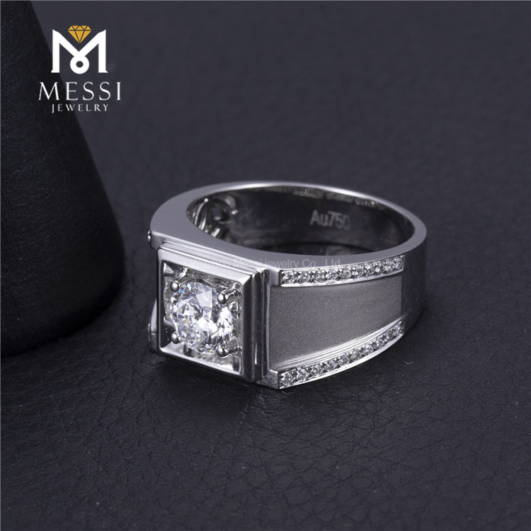 hombres usando anillos