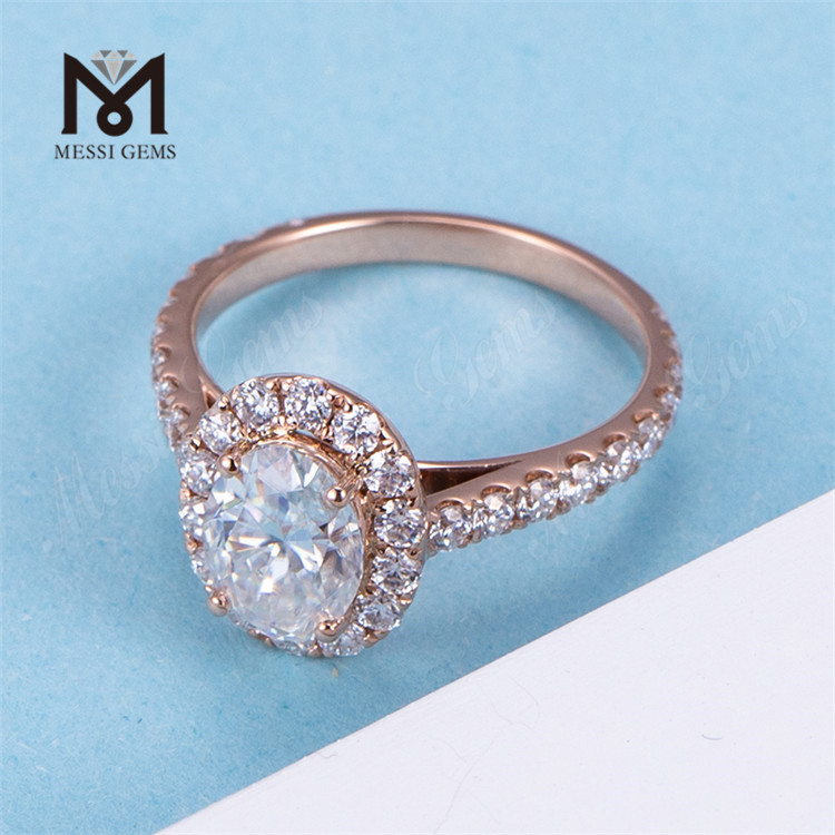 Anillo de compromiso de diamantes ovalados estilo halo de 2 quilates en oro rosa de 14k a la moda