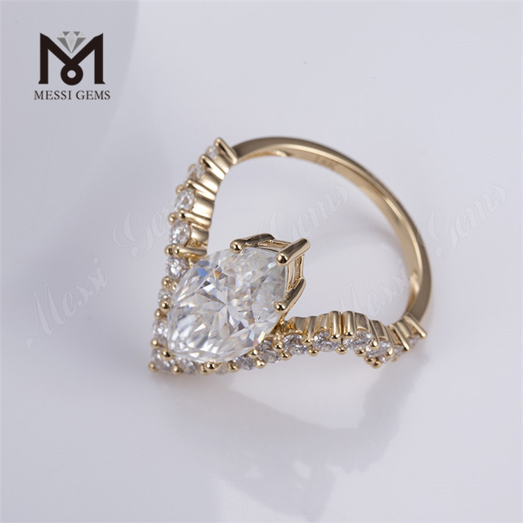 Presentación del anillo de compromiso de talla marquesa con diamantes de laboratorio de 4 quilates de Timeless Beauty